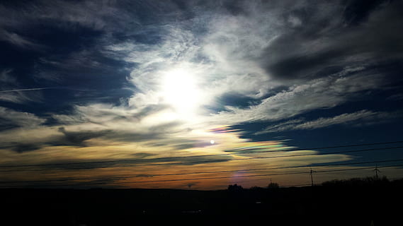 cel, núvol, sol, formen núvols, núvols, núvols de cúmuls, enorme, brillant, posta de sol, ennuvolat, bonic, cel de la nit, paisatge, naturalesa, Baixa Austràlia, weinviertel, núvol - cel, bellesa a la natura, escenics - natura, silueta, tranquil·litat, escena tranquil·la, medi ambient, cap gent, idíl·lic, cel dramàtic, vista d’angle baix, a l'aire lliure, llum solar, escena no urbana, ominós, 4K, CC0, domini públic, lliure de regalies