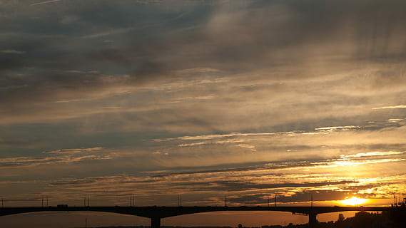 posta de sol, núvols, tarda, cel, pont, cel de la nit, pont, riu, cel, daurat, kostroma, viatge, paisatge, Rússia, naturalesa, bellesa a la natura, cap gent, núvol - cel, escenics - natura, llum solar, arquitectura, a l'aire lliure, color taronja, estructura construïda, silueta, transport, tranquil·litat, vista d’angle baix, medi ambient, exterior de l'edifici, vespre, 2K, CC0, domini públic, lliure de regalies