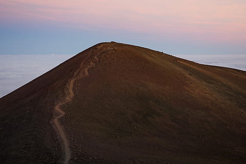 posta de sol de mauna kea, foto, marró, turó, posta de sol, muntanya, horitzó, núvol, cel, sender de muntanya, trek, Hawaii, naturalesa, tranquil·litat, bellesa a la natura, escena tranquil·la, escenics - natura, paisatge, terra, escena no urbana, cap gent, medi ambient, núvol - cel, remot, a l'aire lliure, geologia, idíl·lic, dia, desert, clima, clima àrid, 4K, CC0, domini públic, lliure de regalies
