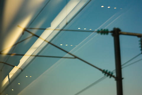 Himmel, Reflexion, Post, Elektrizität, Licht, Zug, Landschaft, Glas, keine Leute, Kabel, Flachwinkelansicht, Natur, die Architektur, draußen, Verbindung, Technologie, Tag, gebaute Struktur, klarer Himmel, Industrie, Wasser, Lichtanlage, Kraftstoff- und Stromerzeugung, Gebäudehülle, Netzteil, Bürogebäude außen, Wolkenkratzer, 4K, CC0, gemeinfrei, lizenzfrei
