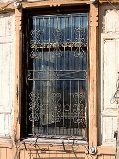 finestra, vecchio, vecchia finestra, facciata, storicamente, intemperie, legna, bicchiere, rottura, costruzione, finestre di legno, città vecchia, serramenti, architettura, esterno dell'edificio, struttura costruita, giorno, chiuso, nessuno, sicurezza, vetro - materiale, all'aperto, protezione, luce del sole, Casa, quartiere residenziale, caratteristica della parete, Entrata, porta, telaio della finestra, 4K, CC0, dominio pubblico, privo di copyright