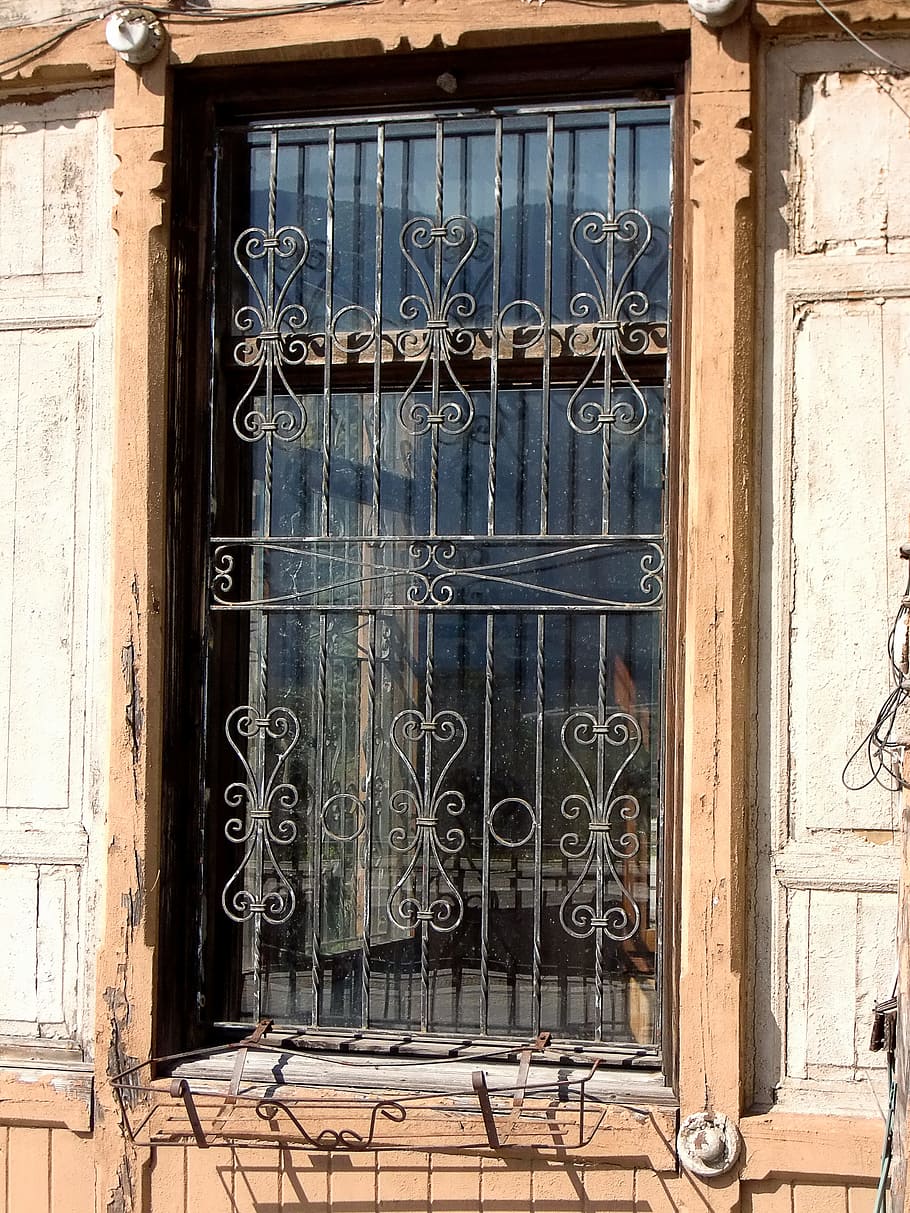 finestra, vecchio, vecchia finestra, facciata, storicamente, intemperie, legna, bicchiere, rottura, costruzione, finestre di legno, città vecchia, serramenti, architettura, esterno dell'edificio, struttura costruita, giorno, chiuso, nessuno, sicurezza, vetro - materiale, all'aperto, protezione, luce del sole, Casa, quartiere residenziale, caratteristica della parete, Entrata, porta, telaio della finestra, 4K