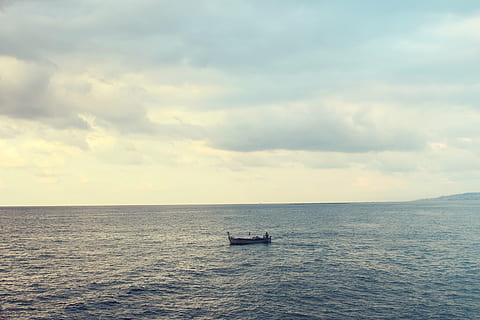 pláž, loď, mraky, zataženo, horizont, Příroda, oceán, loďka, moře, přímořská krajina, nebe, dopravní systém, vozidlo, voda, plavidlo, námořní plavidlo, modrý, mrak - nebe, horizont nad vodou, scenics - příroda, přeprava, nábřeží, krása v přírodě, klidné scény, způsob dopravy, klid, plachtění, den, nikdo, idylický, venku, ukotvena, 5K, CC0, veřejná doména, bez autorských práv