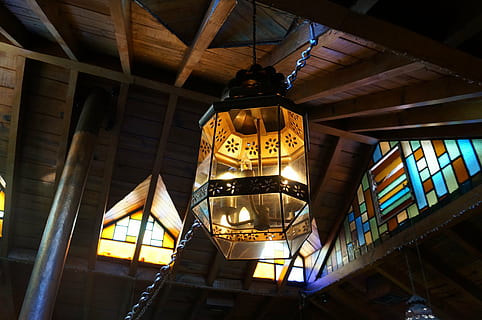 lampada, luce, rustico, vecchio, messa a fuoco, illuminazione, luci, notte, lampade, architettura, decorazione, lampada da soffitto, elettricità, tramonto, lampione, Inquadratura dal basso, soffitto, illuminato, struttura costruita, attrezzatura per l'illuminazione, sospeso, in casa, nessuno, tetto, legno - materiale, architrave, costruzione, giorno, luce pendente, modello, testo, giallo, lanterna, apparecchio di illuminazione, lampada elettrica, 4K, CC0, dominio pubblico, privo di copyright