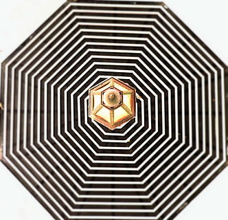 기하학적 인, 램프, 무늬, 창조적 인, 빛, 미술, 디자인, 에너지, 유리, 조명, 추상, 기하학적 모양, 모양, 아무도, 내장 구조, 건축물, 육각형, 닫다, 실내, 낮은 각도보기, 금속, 바로 아래에, 일, 되풀이, 스튜디오 촬영, 원, 흰색 배경, 삼각형 모양, 천장, 화려한, 2K