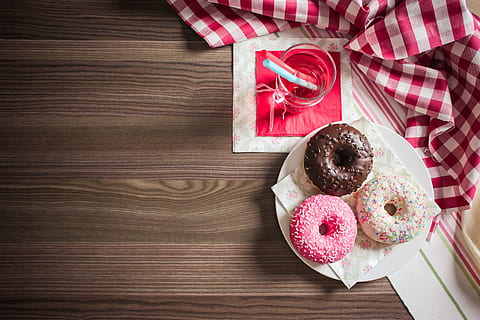 tre, doughnut sted, hvit, keramisk, tallerken, ved siden av, klar, glass kopp, fylt, vann, søtsaker, spiser, mat, matbit, donuts, sprinkles, fargerik, hunn, feminin, bake, bakeri, baking, frokost, søt mat, søt, mat og Drikke, bakt, dessert, tre - materiale, bord, friskhet, overbærenhet, stilleben, rett over, innendørs, høy vinkel visning, sjokolade, smultring, fristelse, feiring, kake, usunn mat, ingen folk, 4K, CC0, offentlig domene, opphavsrett gratis