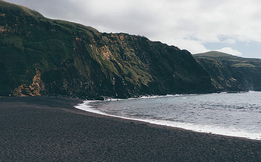 munte rock, malul marii, Munte, stâncă, plajă, negru, maro, gri, verde, peisaje, nisip, mare, mal, apă, alb, natură, litoral, scenics, peisaj, nici o persoana, locații de călătorie, în aer liber, frumusețe în natură, zi, scenice - natura, teren, nor - cer, cer, o scenă liniștită, liniște, mediu inconjurator, de munte, sport acvatic, varf de munte, 5K, CC0, domeniu public, fără drepturi de autor