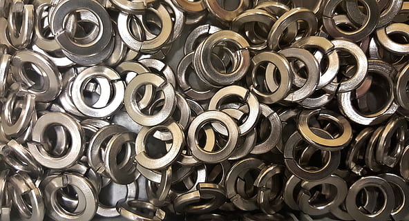inossidabile, rondelle esagonali in acciaio, rondelle, Diviso, anelli, rondelle separate, anelli divisi, rondelle spaccate, rondelle di blocco, acciaio, metallo, metallico, cerchi, cromo, utensili, kit di strumenti, hardware, bulloni, fissaggio, allacciare, costruire, contraente, costruzione, tuttofare, meccanico, ingegneria, ingegnere, Manutenzione, brillante, avvicinamento, macro, vecchio, sfondi, industria, fotogramma intero, nessuno, grande gruppo di oggetti, abbondanza, in casa, natura morta, pila, mucchio, modello, raccolta differenziata, forma, direttamente sopra, preparativi, colore nero, variazione, scelta, color argento, 5K, CC0, dominio pubblico, privo di copyright