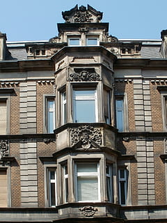 Dům, budova, Okna, Oriel, saarbruecken, architektura, konstrukce, obytný, struktura, byt, vnější, fasáda, Domov, obnovena, historický, klasický, exteriér budovy, stavba, nízký úhel pohledu, okno, nebe, nikdo, den, Dějiny, minulost, Příroda, umění a řemesla, čisté nebe, město, rezidenční čtvrti, venku, řemeslo, balkón, architektonický sloup, vyšperkovaný, 2K, CC0, veřejná doména, bez autorských práv