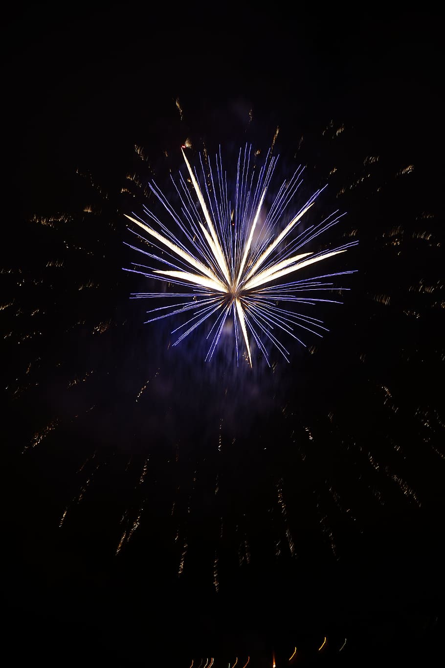 Marrone, viola, fuochi d'artificio, ore notturne, razzo, bianca, esplosione, blu, pirotecnica, stella, Vigilia di Capodanno, pioggia di scintille, Capodanno, fuochi d'artificio art, luce, che esplode, celebrazione, notte, Fuochi artificiali, evento, fuoco - fenomeno naturale, fuochi d'artificio - Oggetto creato dall'uomo, festival tradizionale, multicolore, anniversario, festa - evento sociale, rosso, quattro luglio, luminosa, illuminato, movimento, fuoco d'artificio, cultura artistica e intrattenimento, raggiante, lunga esposizione, Inquadratura dal basso, movimento sfocato, cielo, nessuno, natura, scintille, buio, Festival, evento di intrattenimento, 5K