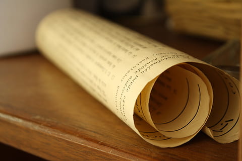 Weiß, scrollen, braun, hölzern, Oberfläche, Pergament, Vertrag, Papier-, dokumentieren, alt, Manuskript, retro, Gelb, Blatt, Geschäft, uralt, Brief, Tinte, Schreibmaschine, Geschichte, Zertifikat, Jahrgang, Bildung, Text, Typografie, Antiquität, Diplom, Universität, Schule, Grad, Abschluss, Absolvent, Botschaft, alte Schule, Kommunikation, Buch, Nahansicht, keine Leute, drinnen, Wein, Alkohol, Tag, Holz - Material, Fokus auf den Vordergrund, Erfrischung, Essen und Trinken, Tabelle, Veröffentlichung, Stillleben, Finanzen, Großunternehmen, Getränk, selektiver Fokus, Gruppe von Objekten, kleine Gruppe von Objekten, 4K, CC0, gemeinfrei, lizenzfrei