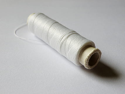 fir, role, alb, natură moartă, în interior, a închide, suflecate, nici o persoana, masa, fundal alb, bobina, un singur obiect, artă și sculptură, culoare alba, studio shot, articole de cusut, vedere în unghi mare, hârtie, două obiecte, lemn - material, spațiu copie, igienă, 2K, CC0, domeniu public, fără drepturi de autor