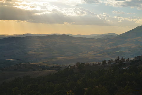photo de paysage, rayon du soleil, dirigé, vert, des arbres, les montagnes, paysage, photo, la nature, paysages, nuage - ciel, ciel, Montagne, tranquillité, personne, le coucher du soleil, scène tranquille, paysages - nature, beauté dans la nature, environnement, scène non urbaine, plante, arbre, chaîne de montagnes, idyllique, en plein air, terre, croissance, 4K, CC0, domaine public, libre de droits