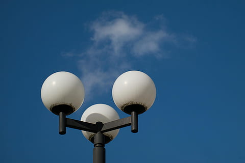 lampada, lanterna, nube, luce, cielo, illuminazione, lampione, illuminazione stradale, blu, bianca, comunicazione, Inquadratura dal basso, tecnologia, nuvola - cielo, strada, attrezzatura per l'illuminazione, natura, nessuno, altoparlante, all'aperto, rumore, copia spazio, emittente, Colore bianco, luce del sole, giorno, messaggio di annuncio, lampada elettrica, comunicazioni globali, 4K, CC0, dominio pubblico, privo di copyright