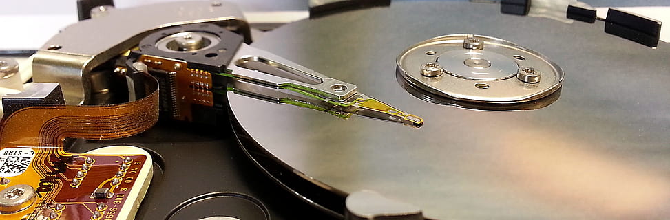harddisk, butikk, hdd, datamaskin, lagringsmedium, pc, digitalt, maskinvare, datalager, disk, masse lagring, personvernpolicy, hacker, sata, refleksjon, ingen folk, vann, nærbilde, utendørs, dag, teknologi, metall, innendørs, kunstkultur og underholdning, musikk, utstyr, kommunikasjon, industri, stilleben, forbindelse, virksomhet, musikk Instrument, høy vinkel visning, våpen, Opptaksstudio, transportmiddel, kunst og Håndverk, 2K, CC0, offentlig domene, opphavsrett gratis