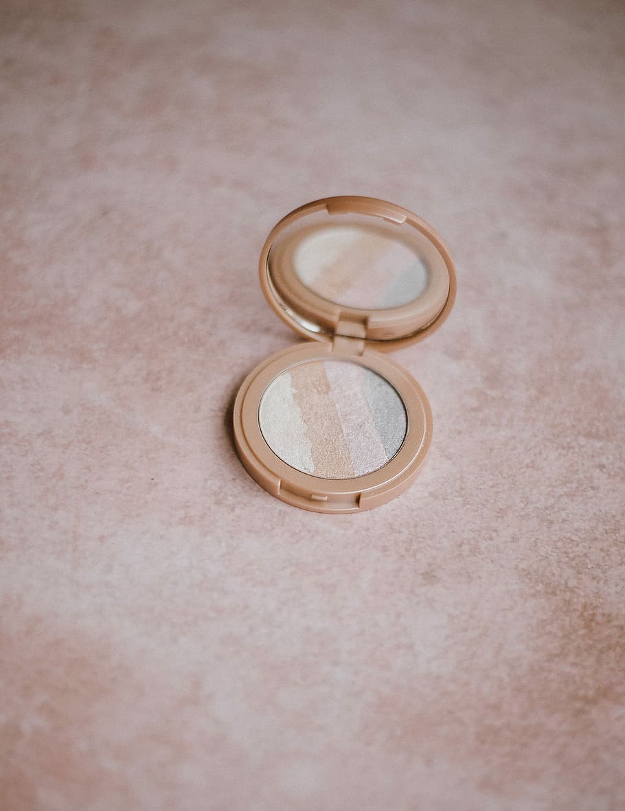 make up highlighter, rund, beige, kompakt, pulver, overflade, makeup, spejl, ingen mennesker, geometrisk form, stilleben, cirkel, form, indendørs, ring, finansiere, smykker, rigdom, guldfarvet, betalingsmiddel, høj vinkel visning, tæt på, metal, mønt, vielsesring, enkelt objekt, design, livsbegivenheder, sølvfarvet, 4K