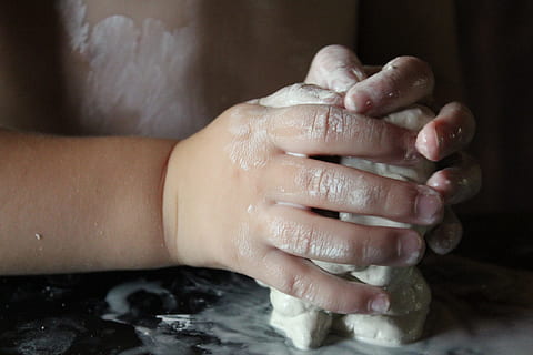Kleinkind, halten, Weiß, Lehm, Hand, Hände, verschmiert, erstellen, Kinder, Vorschule, gestalten, kreativ, Finger, Schmiere, abspielen, Gebäude, Bild, menschliche Hand, menschliches Körperteil, drinnen, Nahansicht, Reinigung, Erwachsene, Menschen, Körperteil, Hygiene, Hände waschen, Fingernagel, menschlicher Finger, Frau, Vorbereitung, Mehl, Das Leben zu Hause, Waschen, 2K, CC0, gemeinfrei, lizenzfrei