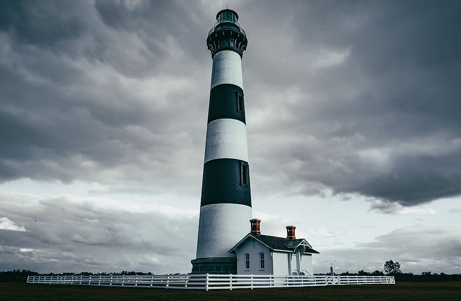 fotografía en escala de grises, casa de luz, faro, nube, casa, edificio, cerca, nublado, gris, mar, playa, arena, Oceano, nube - cielo, cielo, arquitectura, estructura construida, exterior del edificio, naturaleza, vista de ángulo bajo, día, fábrica, industria, pila de humo, nadie, al aire libre, agua, torre, dirección, 5K