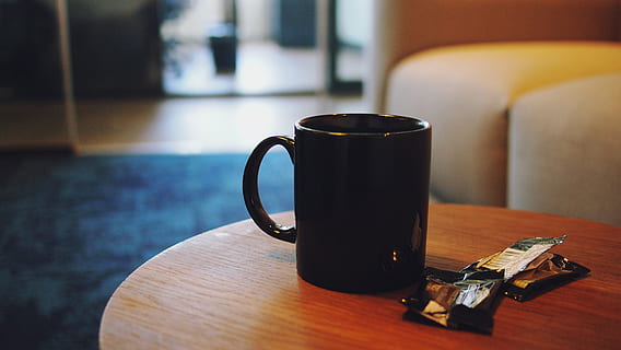 noir, céramique, agresser, mis, marron, en bois, table basse, sélectif, focal, photo, café, table, tasse, Bureau, affaires, Nourriture et boisson, boisson, à l'intérieur, rafraîchissement, café - boisson, personne, fermer, thé - boisson chaude, nature morte, tasse à café, bois - matériau, se concentrer sur le premier plan, mise au point sélective, intérieur de la maison, La technologie, thé, tasse à thé, vaisselle, 4K, CC0, domaine public, libre de droits