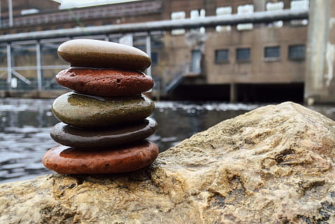rots, balans, zen, stack, harmonie, ontspanning, dam, rock - object, geen mensen, dag, winter, water, solide, architectuur, focus op de voorgrond, ingebouwde structuur, steen - object, buitenkant van het gebouw, detailopname, buitenshuis, natuur, gebouw, zen-achtige, bruin, kiezelsteen, 2K, CC0, publiek domein, royaltyvrij