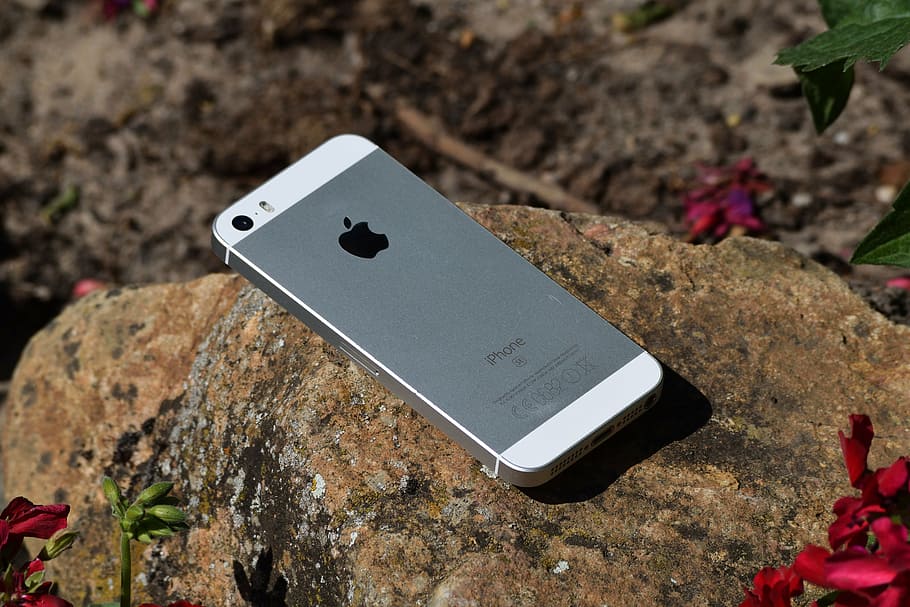 i phone, roccia, smartphone, tecnologia, viaggio, all'aperto, telefono, attrezzatura, pietra, al di fuori, natura, solido, concentrarsi sulle conoscenze acquisite, roccia - oggetto, giorno, comunicazione, smart phone, connessione, tecnologia wireless, avvicinamento, cellulare, nessuno, dispositivo di informazione portatile, vista dall'alto, natura morta, terra, luce del sole, materiale elettrico, 5K
