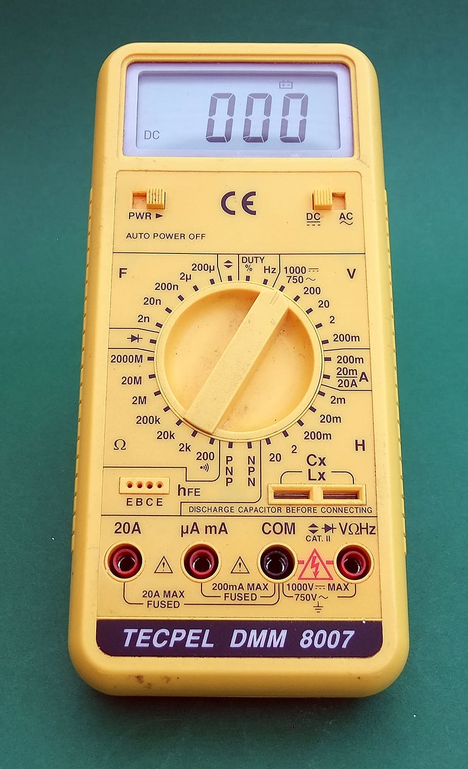 multimetr, elektrický, testování, nástroj, sdělení, text, nikdo, uvnitř, detail, západní skript, číslo, technologie, stálý život, retro stylu, čas, přesnost, hodiny, non-západní skript, jeden objekt, barevné pozadí, studio shot, skript, tvar, stiskněte tlačítko, 4K