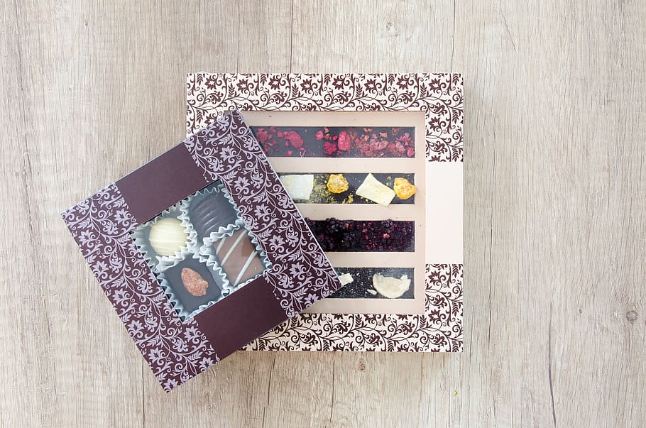 menjar, fusta, amor, art, assortit, assortiment, fons, caixes, marró, pastís, caramels, bombons, cacau, col · lecció, color, confecció, pastisseria, decoració, deliciós, disseny, postres, greix, regal, feliç, cor, nutrició, roure, retro, romàntic, berenar, estil, dolç, dolços, taula, saborós, textura, tradicional, Sant Valentí, vintage, blanc, directament a sobre, material de fusta, a l'interior, vista d’angle alt, Caixa de regal, Caixa, natura morta, caixa-contenidor, cap gent, tir de l'estudi, celebració, patró, luxe, cinta: objectes de cosir, menjar i beguda, cinta, joieria, color plata, ornamentat, 5K