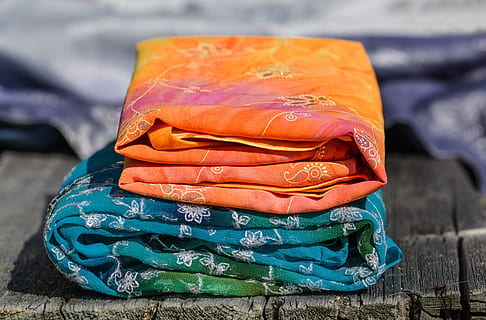 naranja, trullo, floral, textiles, tela, modelo, textura, textil, paño, rosado, material, estilo, oriental, azul, verde, púrpura, bordado, zapato, de cerca, naturaleza muerta, nadie, apilar, material de madera, color naranja, centrarse en primer plano, comida y bebida, comida, adentro, Moda, multi color, frescura, foto de estudio, rojo, bienestar, 4K, CC0, dominio público, libre de derechos