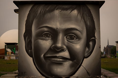 berniukas, veidas, piešimas, plakatas, sienos, pilka, jauni, vaikas, tapyba, sienų tapyba, gatvė, menas, purškiami dažai, freskos, portretas, šūvis į galvą, Iš arti, vienas asmuo, architektūra, vaikystėje, žiūri į fotoaparatą, realūs žmonės, Vaizdas iš priekio, sutelkti dėmesį į naujas žinias, atsitiktinių žmonių, žmogaus atstovavimas, dieną, pastato išorė, lauke, dangus, pastatyta struktūra, kūno dalis, žmogaus veidą, nekaltumo, 5K, CC0, Viešasis domenas, nemokamai