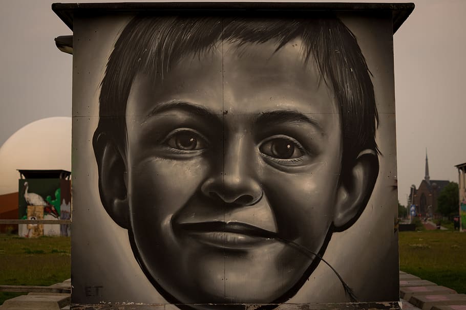 dreng, ansigt, tegning, plakat, væg, grå, ung, barn, maleri, vægmaleri, gade, kunst, spraymaling, portræt, hovedskud, tæt på, en person, arkitektur, barndom, kigger på kameraet, rigtige mennesker, forfra, fokus på forgrunden, tilfældige mennesker, menneskelig repræsentation, dag, bygning udvendig, udendørs, himmel, bygget struktur, kropsdel, menneskeligt ansigt, uskyld, 5K