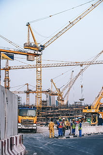 site-ul de construcții modern, bărbați, permanent, camion, macara, constructie, muncitor, lucrător în construcții, constructia unei cladiri, santier de constructii, santier, dezvoltare, persoană, la locul de muncă, muncă, tehnologie, oţel, teren, mașini, macara - utilaje pentru constructii, arhitectură, industrie, construită, oameni adevărați, industrie de contructie, cer, natură, grup de oameni, transport, exteriorul clădirii, zi, mașinărie de construcție, Afaceri, transport de marfă, cer senin, în aer liber, echipament de constructie, 5K, CC0, domeniu public, fără drepturi de autor