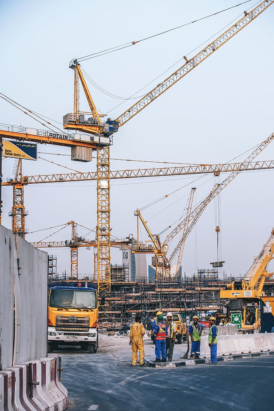 site-ul de construcții modern, bărbați, permanent, camion, macara, constructie, muncitor, lucrător în construcții, constructia unei cladiri, santier de constructii, santier, dezvoltare, persoană, la locul de muncă, muncă, tehnologie, oţel, teren, mașini, macara - utilaje pentru constructii, arhitectură, industrie, construită, oameni adevărați, industrie de contructie, cer, natură, grup de oameni, transport, exteriorul clădirii, zi, mașinărie de construcție, Afaceri, transport de marfă, cer senin, în aer liber, echipament de constructie, 5K