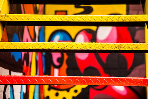 rosso, giallo, dipinto, scale di metallo, avvicinamento, foto, nero, graffiti sul muro, colore, le scale, multicolore, Al dettaglio, moda, memorizzare, in casa, nessuno, variazione, di fila, industria, giorno, messa a fuoco selettiva, fotogramma intero, sfondi, scelta, cremagliera, grande gruppo di oggetti, modello, 5K, CC0, dominio pubblico, privo di copyright