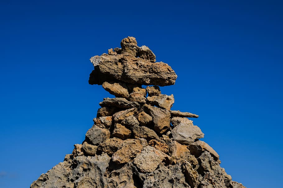 Cairn, pedres, pila, roques, signe, pila de pedres, piràmide, blau, cel clar, cel, vista d’angle baix, cap gent, naturalesa, dia, sòlid, rock, rock - object, a l'aire lliure, llum solar, textura, escultura, art i artesania, formació de roca, bellesa a la natura, representació, arbre, cim de muntanya, 5K