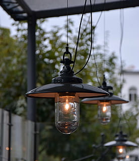 llum, infern, tecnologia, nit, groc, sembla, il·luminació, equips d’il·luminació, penjant, centrar-se en primer pla, cap gent, bombeta, il·luminat, llum elèctrica, primer pla, arbre, llum del carrer, electricitat, vista d’angle baix, dia, carrer, estructura construïda, arquitectura, vespre, a l'aire lliure, 4K, CC0, domini públic, lliure de regalies