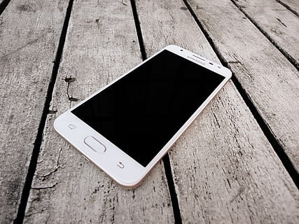 blanc, Samsung Android smartphone, en bois, planche, téléphone portable, cellulaire, La technologie, écran tactile, bois - matériau, personne, fermer, forme, journée, vue grand angle, nature morte, en plein air, la communication, table, conception, Forme géométrique, modèle, dispositif d'information portable, Technologie sans fil, texturé, téléphone intelligent, 2K, CC0, domaine public, libre de droits