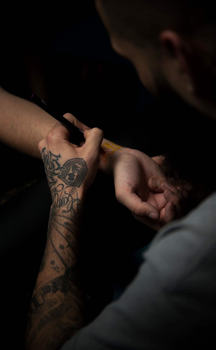 home, persona tatuadora, mà, gris, samarreta, tatuatge d'henna, persona, canell dret, tatuatge, seguiment, línies, dibuix, mans, art, tinta, artista, dibuix d'art, mà del tatuatge, tatuat, artista del tatuatge, mà humana, part del cos humà, a l'interior, creativitat, art i artesania, dues persones, gent, enfocament selectiu, adult, homes, primer pla, part del cos, estils de vida, ocupació, adult jove, extremitat humana, adorn del cos, dit, 4K