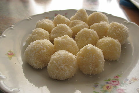 Raffaello, kula, słodycze, jedzenie, jedzenie i picie, słodkie jedzenie, świeżość, wewnątrz, Gotowy do jedzenia, zbliżenie, Słodkie, azjatyckie jedzenie, żadnych ludzi, wyrozumiałość, płyta, deser, miska, przekąska, martwa natura, chińskie jedzenie, skupić się na pierwszym planie, pokusa, indyjskie jedzenie, japońskie jedzenie, 4K, CC0, domena publiczna, darmowe zdjęcia