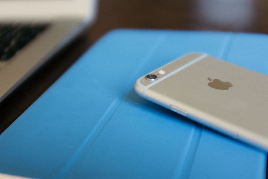 tæt, iphone 6, tæt på, objekter, teknologi, mobiltelefon, telefon, smart telefon, udstyr, computer, mobilitet, iphone, ingen mennesker, dag, blå, indendørs, forbindelse, trådløs teknologi, meddelelse, computerudstyr, bærbarhed, bærbar, bord, computer netværk, høj vinkel visning, bærbar informationsenhed, stilleben, internet, tastatur, elektrisk udstyr, 4K