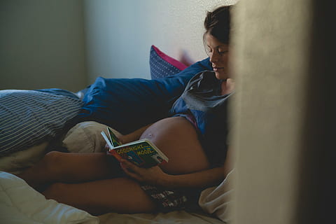 gravid, kvinde læsebog, Bestil, Læs, viden, visdom, fiktion, baby, mor, seng, værelse, en person, indendørs, midt voksen, afslappet tøj, lempelse, bedrift, kun en kvinde, sidebillede, hjem interiør, rigtige mennesker, møbel, livsstil, meddelelse, fritidsaktivitet, trådløs teknologi, voksen, ved hjælp af telefon, hjemlige værelse, mobiltelefon, barn, 4K
