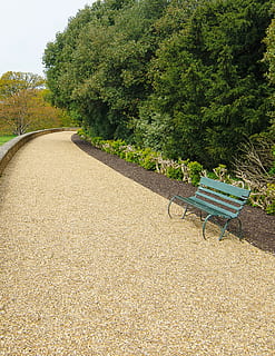 Natur, Sommer-, Baum, leeren, Holz, Garten, Park, Bank, Pflanze, Wachstum, Tag, keine Leute, grüne Farbe, Transport, Land, der Weg nach vorn, draußen, Straße, Ruhe, Schönheit in der Natur, Richtung, Sonnenlicht, Abwesenheit, ruhige Szene, Feld, Parkbank, 2K, CC0, gemeinfrei, lizenzfrei
