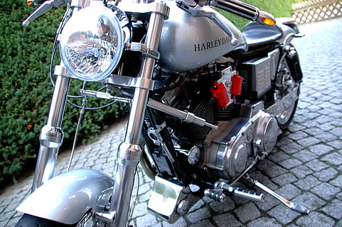 Harley Davidson, motorcykel, konvertering, transportmidler, transportform, land køretøj, stationær, dag, gade, by, forlygte, ingen mennesker, udendørs, parkering, tæt på, retro stylet, vej, brosten, rejse, metal, cykel, motor køretøj, krom, hjul, sølvfarvet, personbil, 2K, CC0, offentligt domæne, royaltyfrie