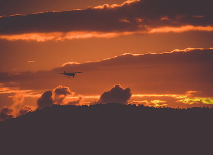 ocell, vista d'ulls, volant, línia aèria, foto de la silueta, avió, núvol, cel, prop del pla, naturalesa, cresta, taronja, fosc, silueta, vol, fons, fons de pantalla, estil de vida, la vida, ruta, muntanya, to de tardor, tardor, posta de sol, vehicle aeri, manera de transport, núvol - cel, transport, color taronja, cap gent, bellesa a la natura, a l'aire, escenics - natura, en moviment, cel dramàtic, viatjar, a l'aire lliure, escena tranquil·la, indústria aeroespacial, a dalt, 4K, CC0, domini públic, lliure de regalies
