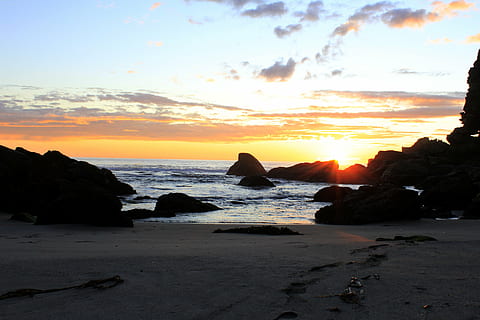 retroil·luminat, platja, bonic, núvols, alba, vespre, tarda, illa, paisatge, naturalesa, oceà, a l'aire lliure, reflexió, roques, sorra, mar, paisatge marí, vora del mar, silueta, cel, estiu, sol, sortida del sol, posta de sol, navega, viatjar, aigua, rock, terra, bellesa a la natura, rock - object, escenics - natura, horitzó sobre l’aigua, sòlid, tranquil·litat, núvol - cel, horitzó, escena tranquil·la, color taronja, formació de roca, cap gent, pila de roca, 5K, CC0, domini públic, lliure de regalies