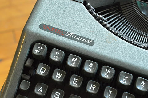 skrivemaskine, nøgler, maskine, gammel, retro, empire aristokrat, skrive, type, litteratur, qwerty, teknologi, nummer, forretning, lommeregner, meddelelse, trådløs teknologi, tæt på, forbindelse, finansiere, indendørs, ingen mennesker, tekst, tastatur, computer, virksomhedernes forretning, telefon, enkelt objekt, kontor, sort farve, trykknap, 5K, CC0, offentligt domæne, royaltyfrie