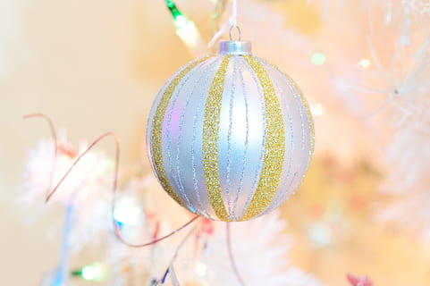 bianca, pallina glitter oro, sfera, albero, oro, argento, Natale, pino, ornamento, celebrazione, dicembre, buon Natale, luci, decorazione, stagione, luminosa, inverno, sfondo, luce, messa a fuoco, mette in risalto, luccica, avvicinamento, concentrarsi sulle conoscenze acquisite, decorazione natalizia, ornamento di Natale, vacanza, sospeso, illuminato, nessuno, evento, vacanza - evento, in casa, multicolore, evento di celebrazione, brillante, ornato, 5K, CC0, dominio pubblico, privo di copyright