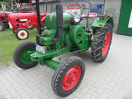 tracteur, oldtimer, allié, remorqueur, transport, mode de transport, véhicule terrestre, roue, journée, jouet, enfance, rue, Stationnaire, voiture, ville, couleur verte, en plein air, rouge, véhicule à moteur, sentier, nature morte, Plastique, vue grand angle, pneu, garage, 1080P, CC0, domaine public, libre de droits