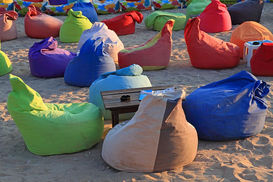 sækkestole, sand, taske, strand, bønne, smuk, stol, farve, komfort, møbel, lempelse, hvile, hav, sæde, sidder, sofa, farverig, dag, gruppe af objekter, natur, multi farvet, ingen mennesker, blå, udendørs, i en række, gruppe, sollys, jord, orange farve, stor gruppe af objekter, variation, stak, plante, valg, skygge, 4K