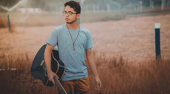 homem, segurando, chudwaya, acústico, violão, olhando, para, esquerda, homem de azul, camisa, dia, homens, uma pessoa, ao ar livre, adulto, etnia caucasiana, um homem só, pessoas, machos, apenas homens, apenas adultos, cena rural, pessoas reais, adulto jovem, roupa casual, estilos de vida, vista frontal, música, homens jovens, cultura artística e entretenimento, sorridente, ouvindo, óculos, felicidade, atividade de lazer, natureza, fones de ouvido, Óculos, emoção, 4K, CC0, domínio público, royalty free