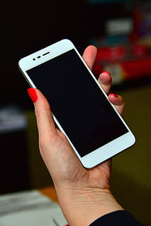 persona, celebració, blanc, smartphone Android, telèfon, comprimits, tecnologia, un dispositiu de visualització, tocar, mà, intel·ligent, eina, Internet, sense fils, mòbil, telèfon mòbil, comunicació, smartphone, mà humana, tecnologia sense fils, dispositiu d’informació portàtil, part del cos humà, connexió, telèfon intel·ligent, pantalla tàctil, pantalla, centrar-se en primer pla, una persona, primer pla, missatge de text, dit, part del cos, comunicacions globals, en blanc, navegar per la xarxa, 5K, CC0, domini públic, lliure de regalies